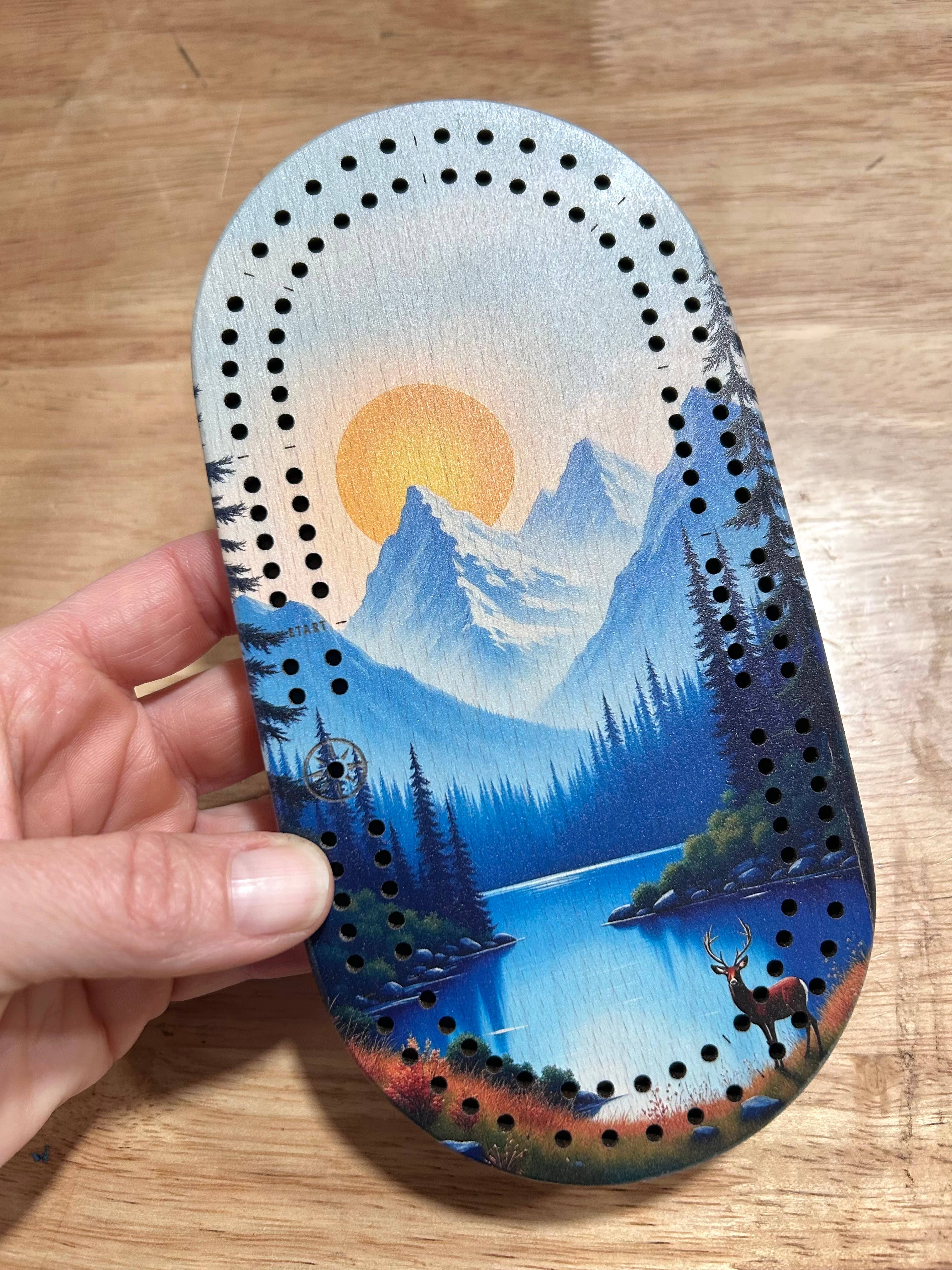 Cast & Carve – Engroshandel Brætspil – Farverig Vildmark Mini Rejse Cribbage Bræt5