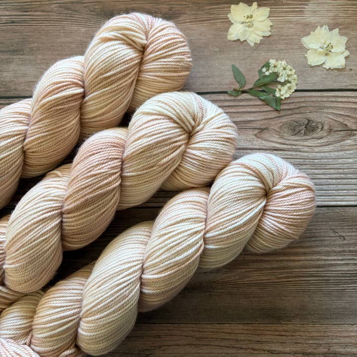 Bella Luna | Håndfarvet Garn | 4-pak for engroshandel hos Jam Jar Yarns