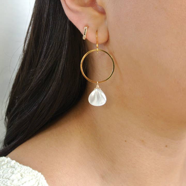 Boucles d'oreilles cercles en or avec goutte en nacre Anya Hoops pour la vente par Edgy Petal Jewelry
