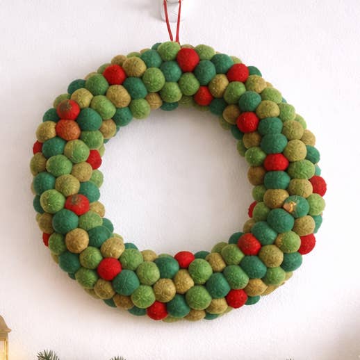 Couronne de boules de Noël à pompons en feutre - Verdure pour la vente par Ganapati