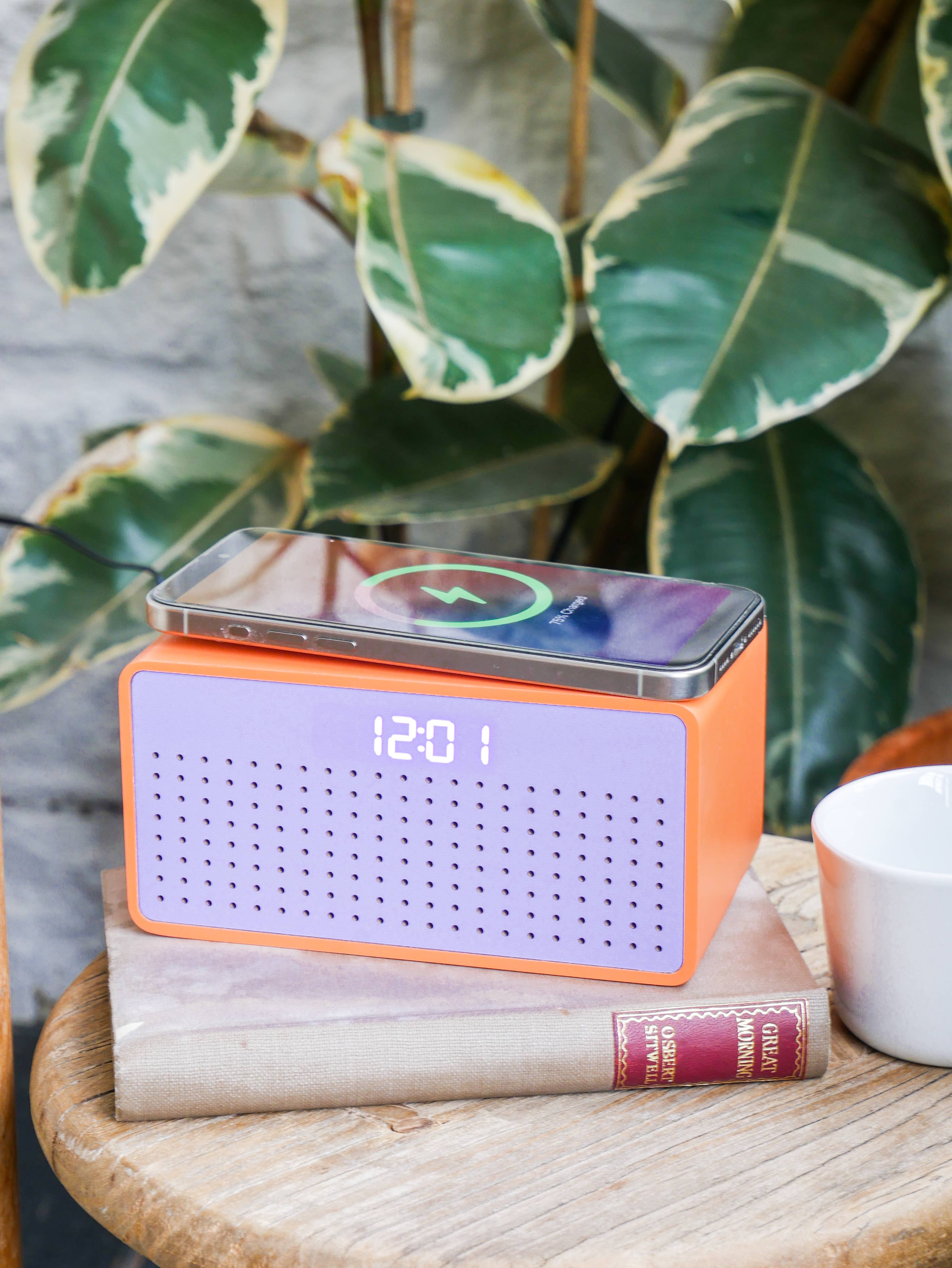 Steepletone UK Ltd – wholesale Bärbar laddare – Rise Mix trådlös laddare och Bluetooth-högtalare med väckarklocka3