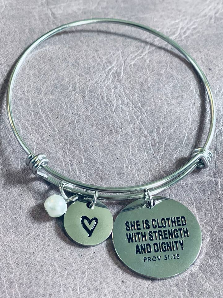 Brazalete Ella está vestida de fuerza y dignidad para venta al por mayor de Briano Wholesale