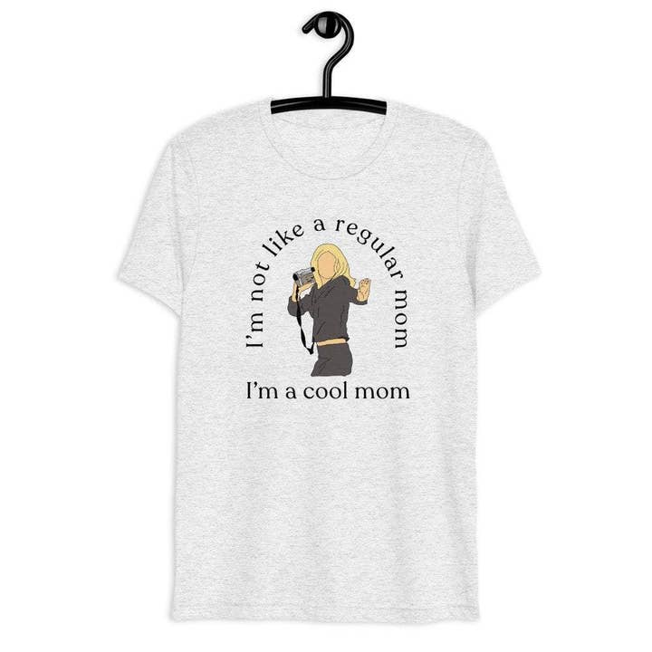 T-shirt graphique Not Like A Regular Mom pour la vente par Pink Sundays