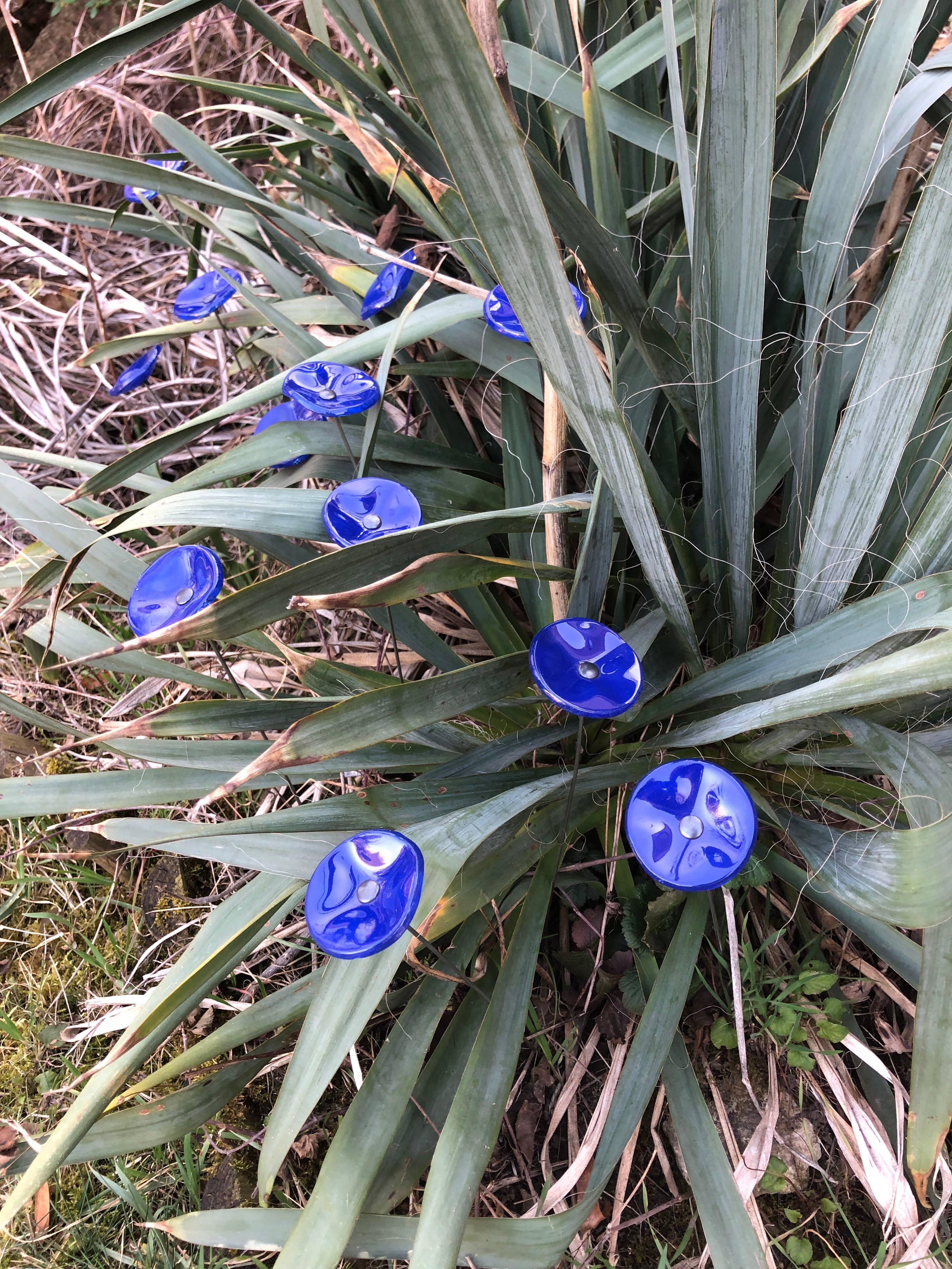 CARNEOL GLASS - Wholesale Garden/Lawn Stake - Small Glass Flower For Outside In L.Blue6