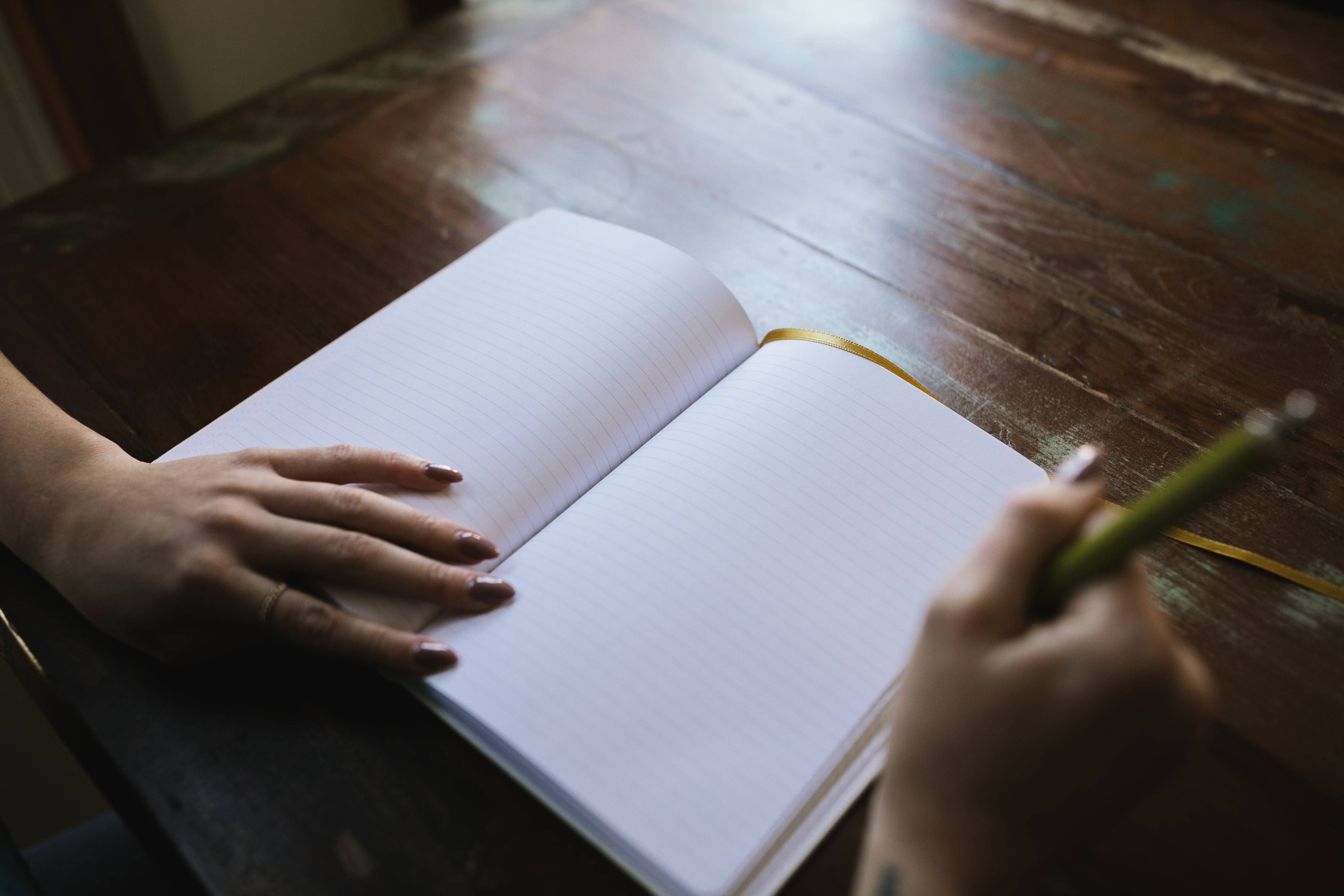 Elisa M Torres - Artist & Designer – Großhandel Notizbücher – Freue dich Notizbuch - Goldene Eucharistie-Design3