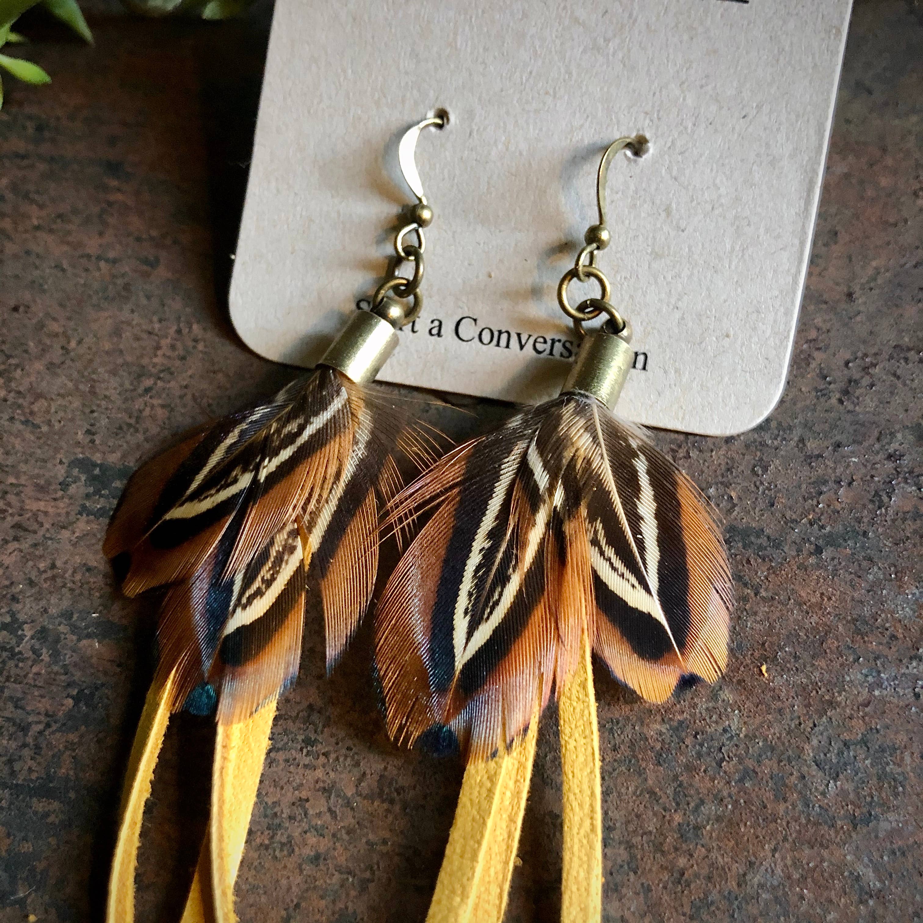 ASTALI - Wholesale Kwastjesoorbellen - Mini-oorbellen met veren - goudleer en fazantenveren1