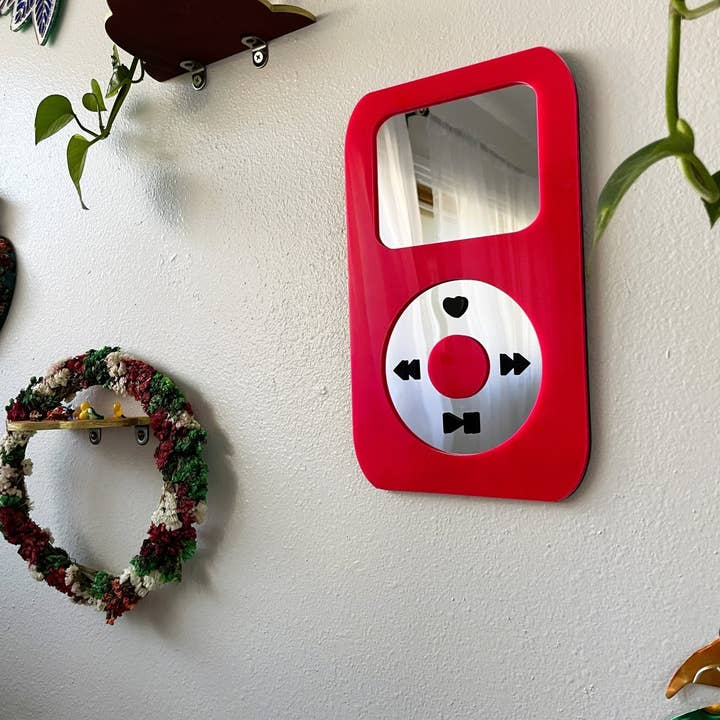 BubbleBeat - Miroir Lecteur MP3 : Suspension Murale Rose Y2K pour la vente par MirrorPop