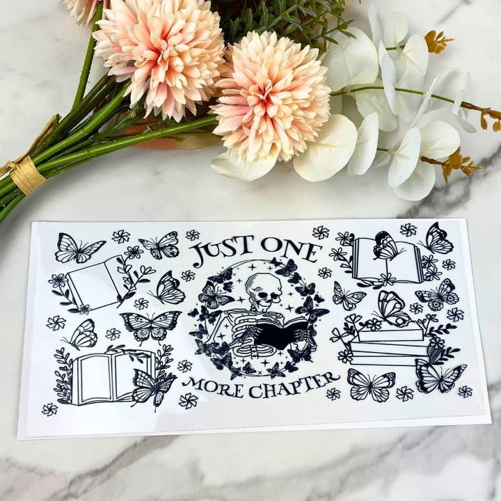 HKS Custom Designs - Vente Autocollant - Encore un chapitre | Enveloppe UV DTF de 16 oz