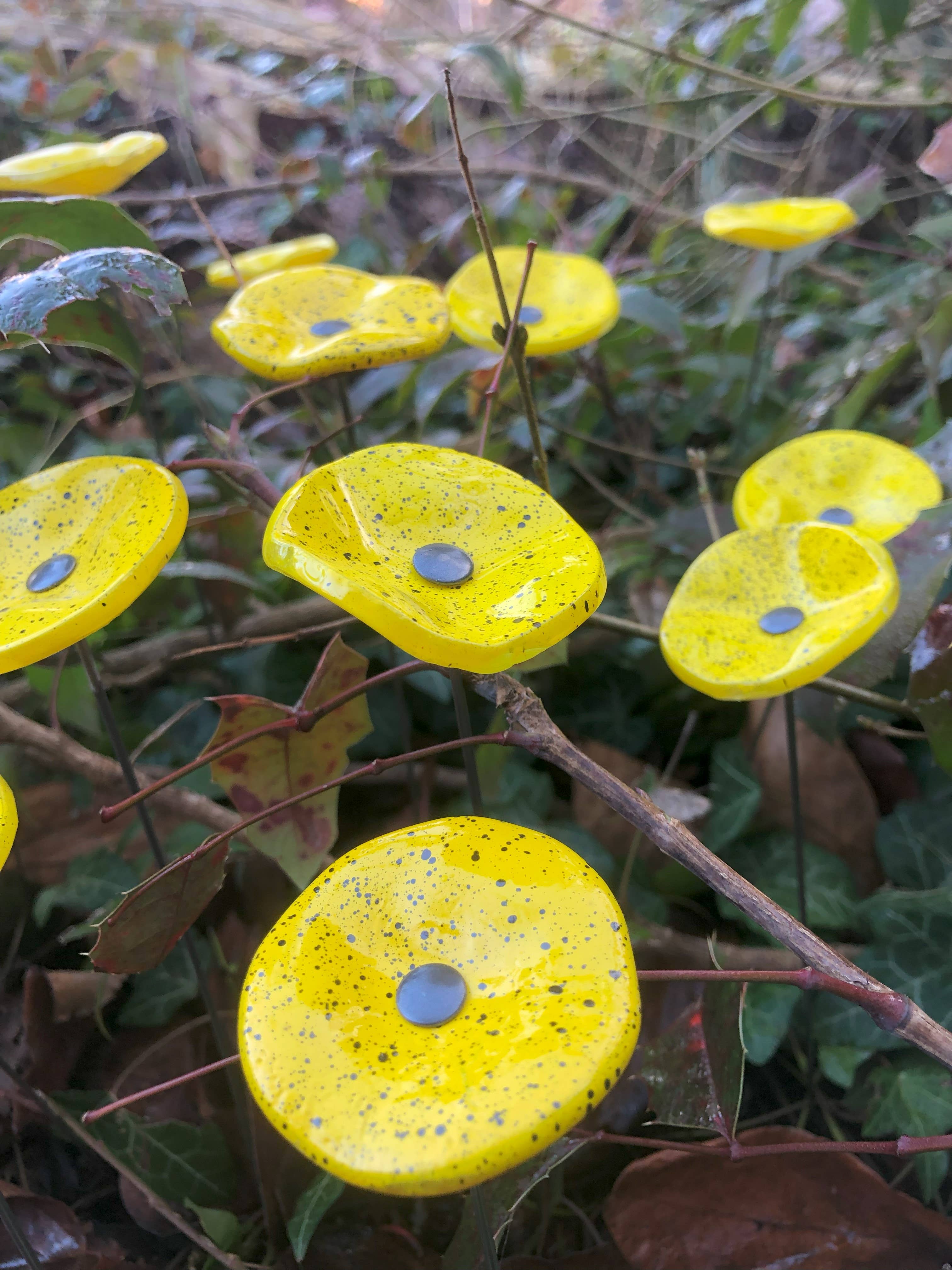 CARNEOL GLASS - Wholesale Garden/Lawn Stake - Small Glass Flower For Outside IN yellow-black4