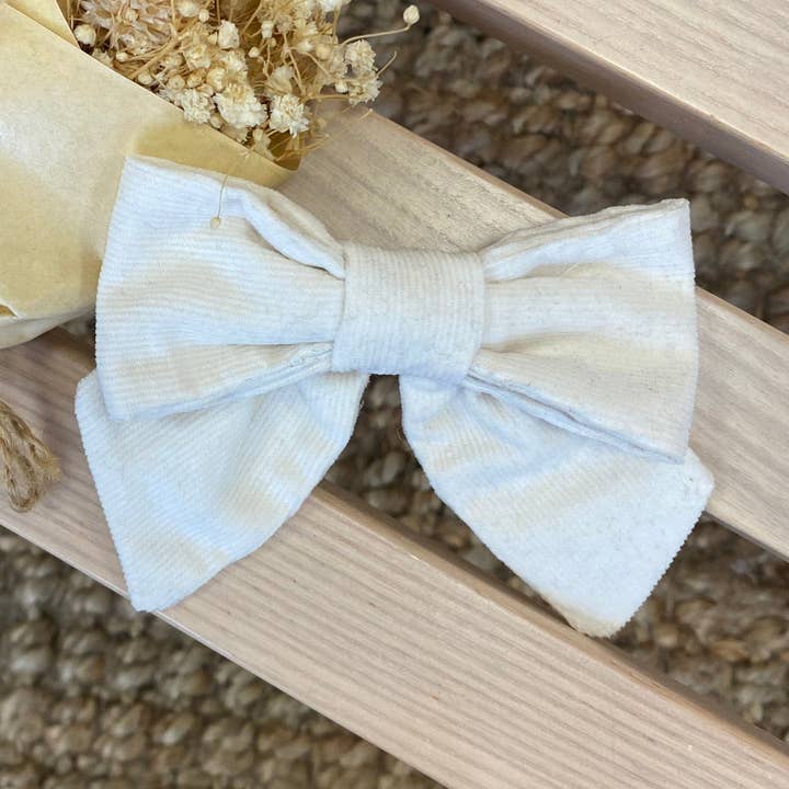 Bonnie, pince à cheveaux à large noeud en velours côtelé écru pour la vente par Kidiwi handmade