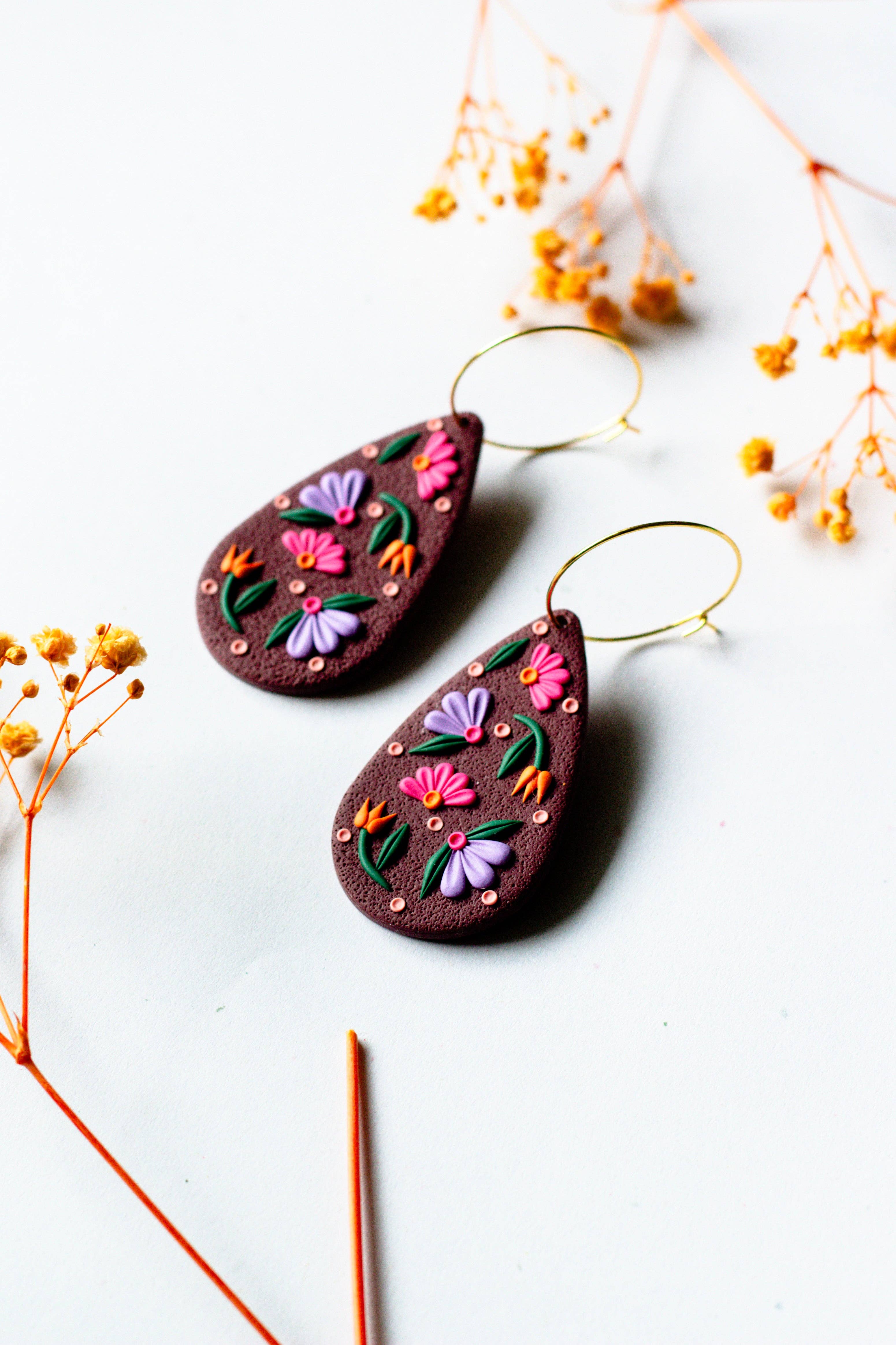 Slow Day Studios - Vendita all'ingrosso Orecchini pendenti - Orecchini a cerchio in argilla polimerica a goccia floreale - Borgogna1