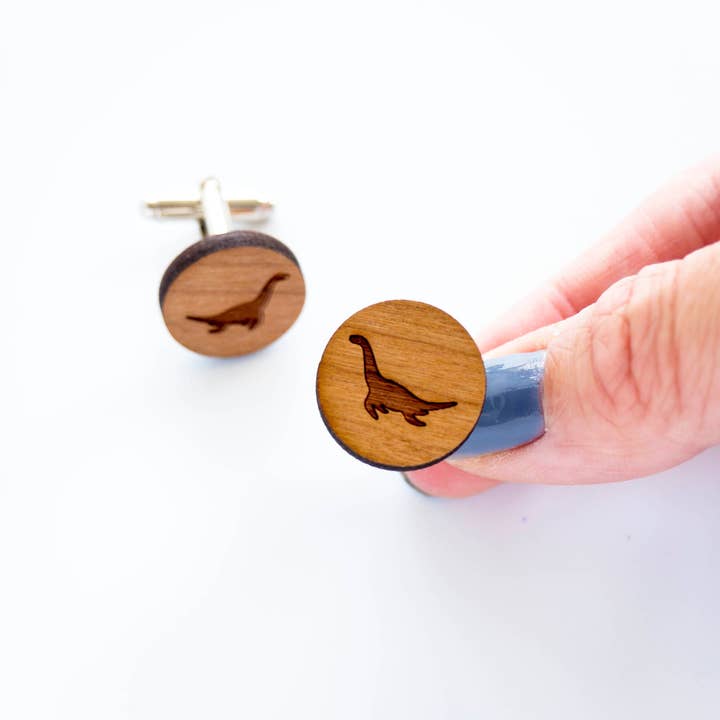 Boutons de manchette en bois de cerisier en forme de dinosaure Plesiosaure pour la vente par designosaur