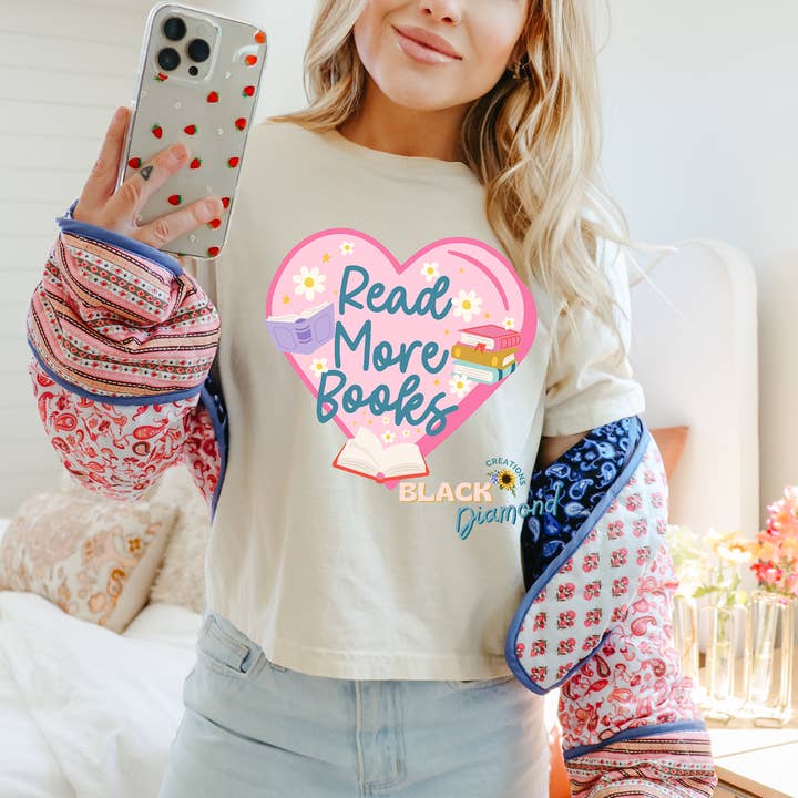 Läs mer Books Tee för wholesale av Black Diamond Creations