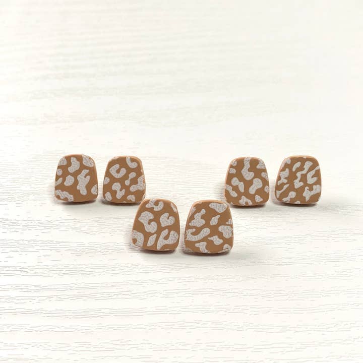 Clous d'oreilles à imprimé léopard pour la vente par sage + citrus