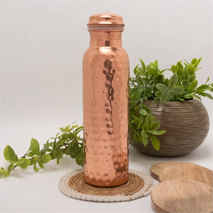 Pure copper water bottle hammered polished ± 750 ml for wholesale by Ayurveda Specialist B.V.