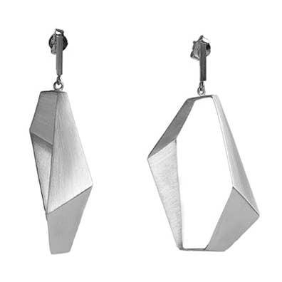 Arkitektoniska statement-örhängen med hängande design för wholesale av Elina Briede Jewelry