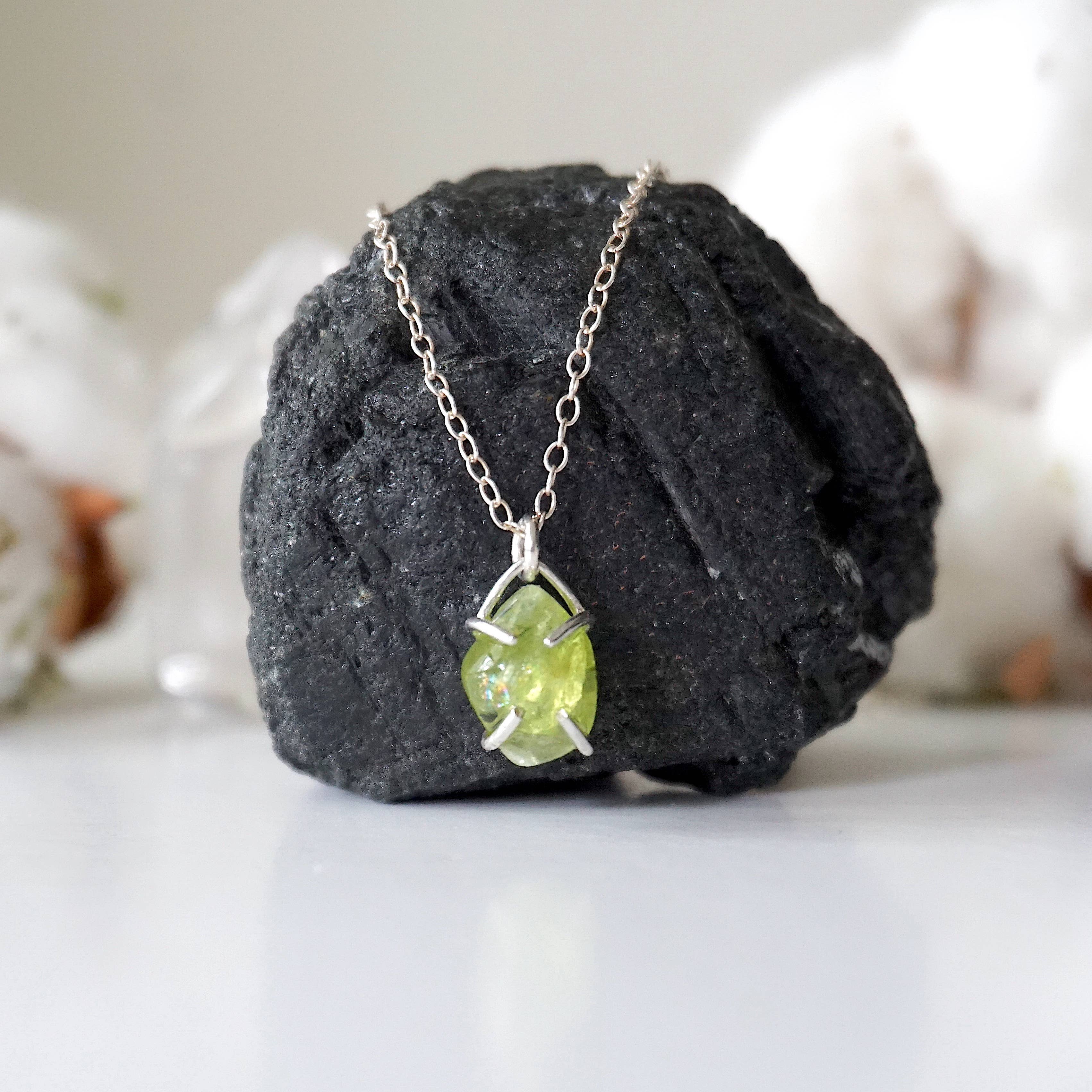Raw Stone Elegance – wholesale Hänge-/berlockhalsband – Rå grön Peridot Crystal Charm Halsband, August Birthstone6