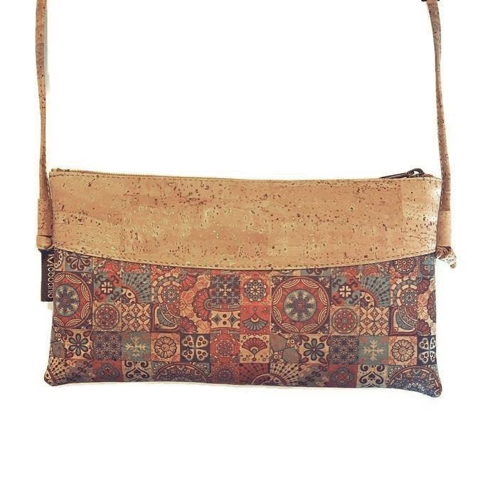 Sac à bandoulière en liège et sac enveloppe végétalien pour femme en tapisserie rouge pour la vente par Moddanio Cork