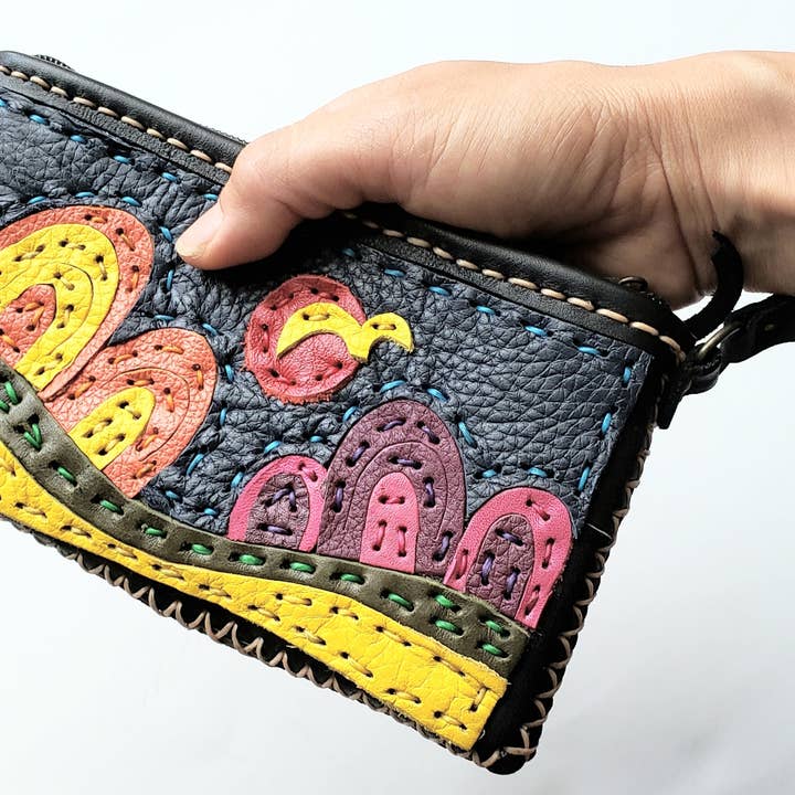 Pochette/ polsino in vera pelle fatta a mano con collage artistico per la vendita all'ingrosso da parte di Atlas Goods By Your Needs Company