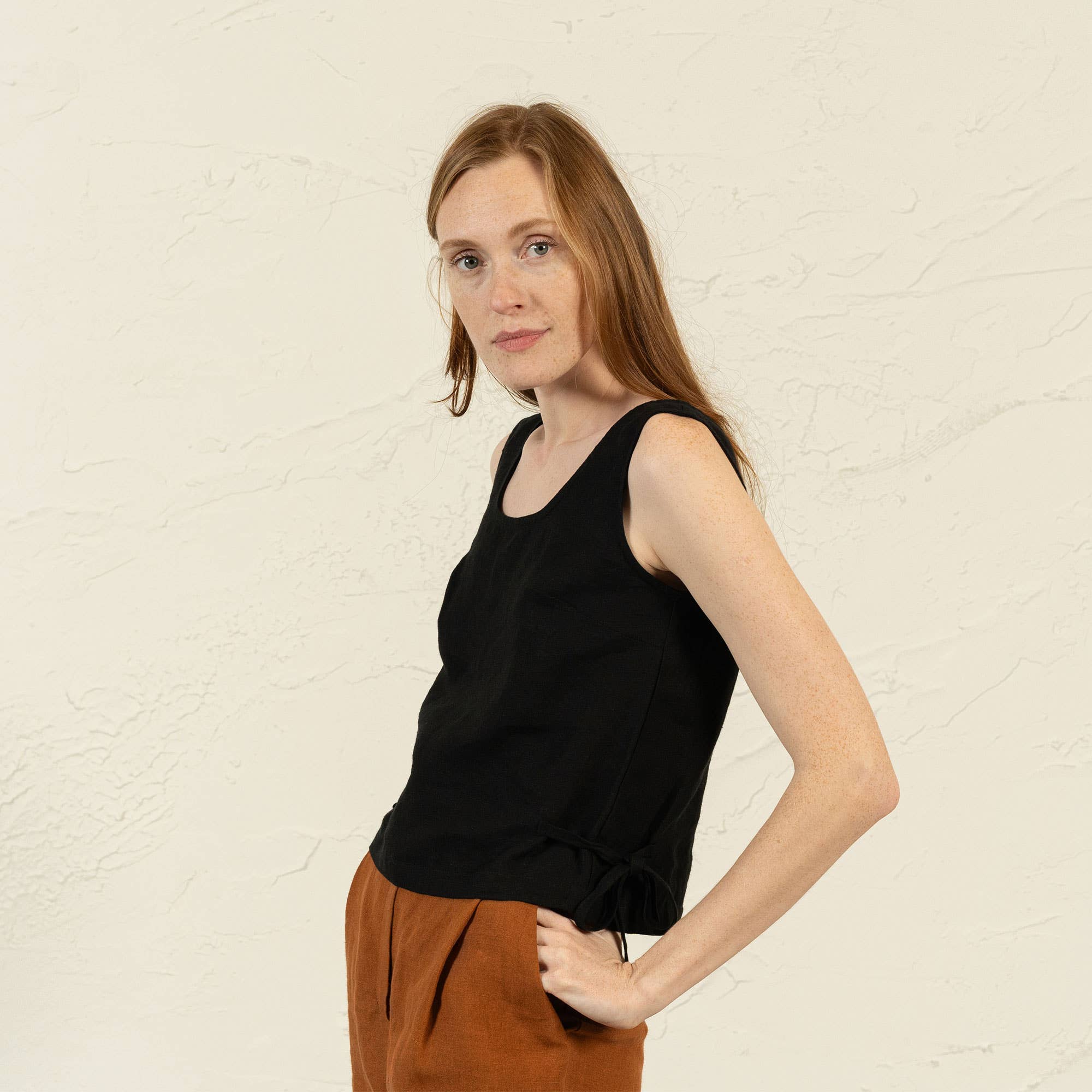 menique – wholesale Blus - Dam – Linne Crop Top med Sidoband Audrey - Vit Sommarlinne13