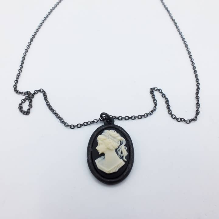 Collier Camée Petit Portrait Fille Ivoire pour la vente par Fizz