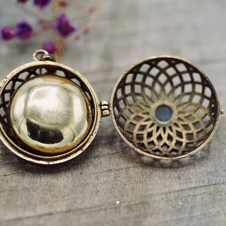 Kaali Boutique - Wholesale Pendant/Charm Necklace - Labradorite Bola Necklace for Pregnant Woman, Baby Shower Gift5