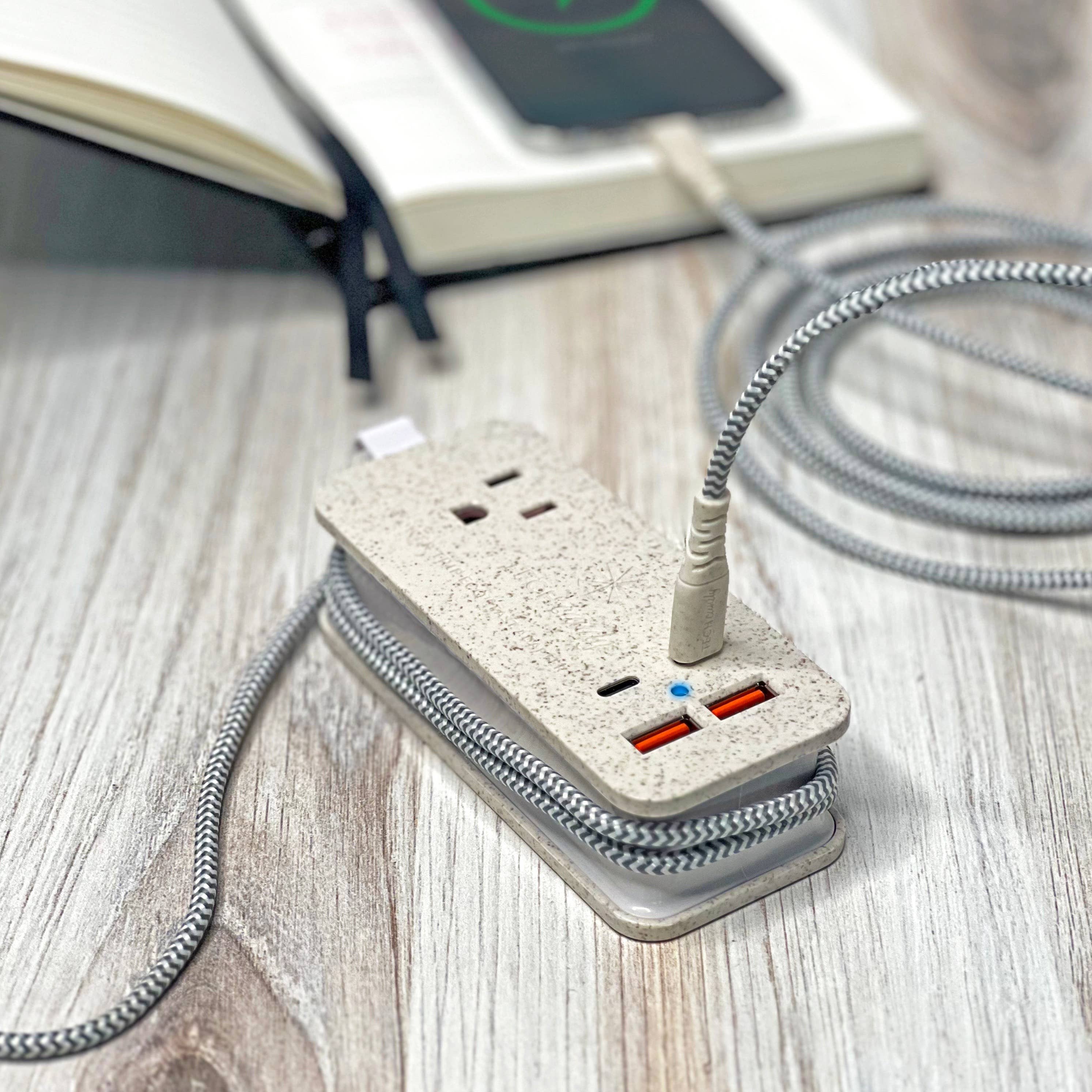Tech Candy – wholesale Bärbar laddare – Tech Candy Power Trip Eco laddstation med uttag, USB och USB-C3