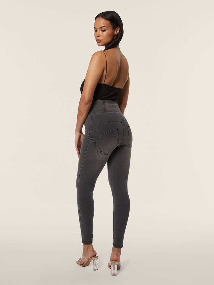 (WRUP4SHF413-J125N) WR.UP® de cintura superalta con cierre de botones para venta al por mayor de Freddy Pantroom