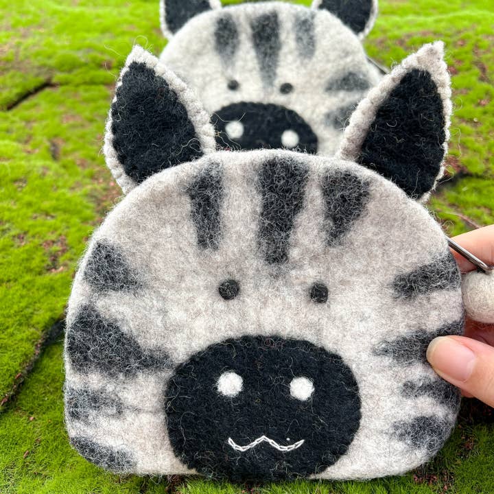 Bianco Portamonete in feltro di lana fatto a mano a forma di zebra dei cartoni animati in vendita all'ingrosso su Faire3