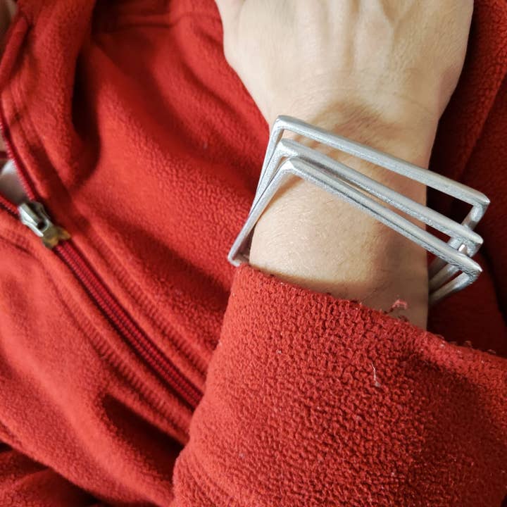 Caja 3 Pulseras Cuadradas Finas Artesanales – Joyas Éticas de Aluminio Reciclado de Laos para venta al por mayor de No War Factory s.r.l.