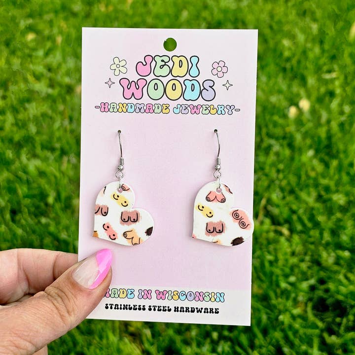 J'adore les boucles d'oreilles en forme de cœur de seins et de nichons. pour la vente par Jedi Woods LLC