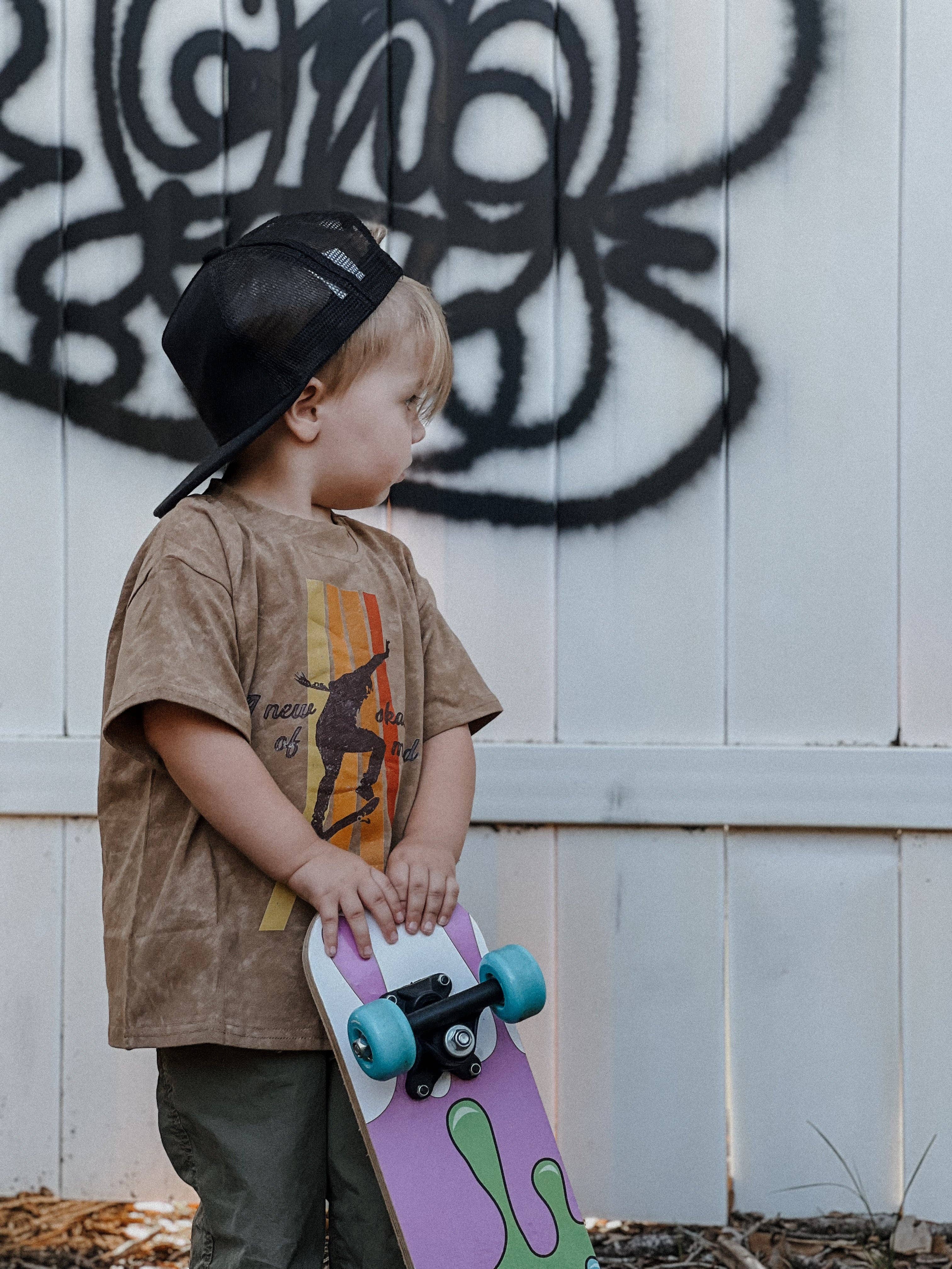 Café glacé T-shirt graphique A New Skate of Mind – Marron| T-shirt de skate en vente sur Faire1