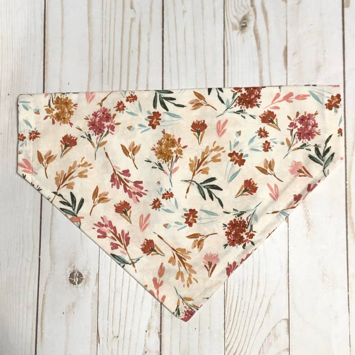 Bandana per animali domestici in tessuto floreale malva per la vendita all'ingrosso da parte di MDStickerShop