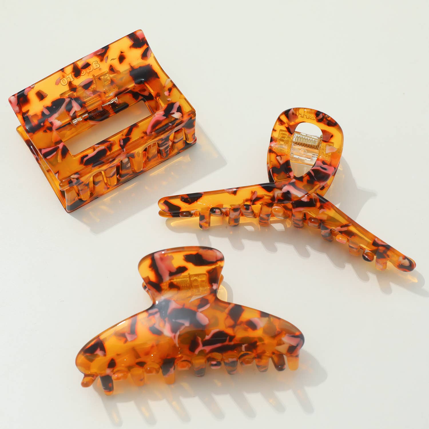 Spiced Tortoise | Assorted Small/Medium Claw Clips for wholesale on Faire