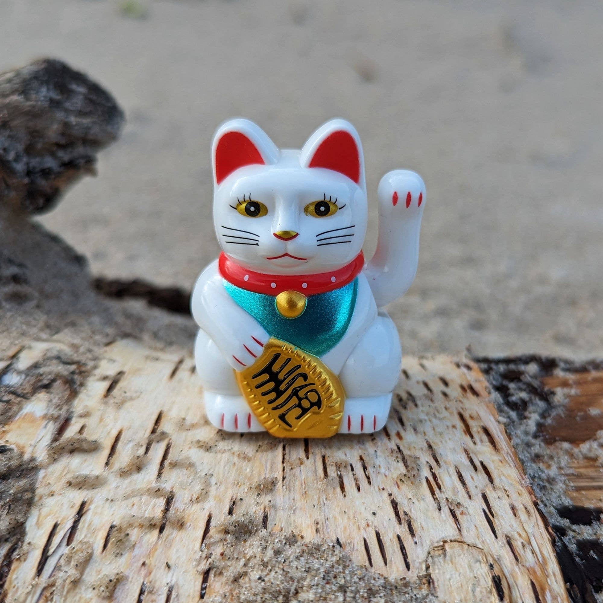 Tribal Trade GmbH – wholesale Decorative figurine – Lucky cat mini Maneki-neko white wave cat solar 5cm6
