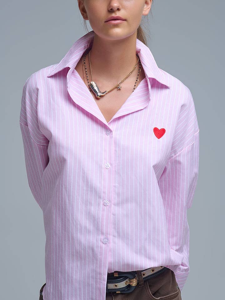 ROSA Camisa de rayas rosas con bordado de corazón rojo de venta al por mayor en Faire