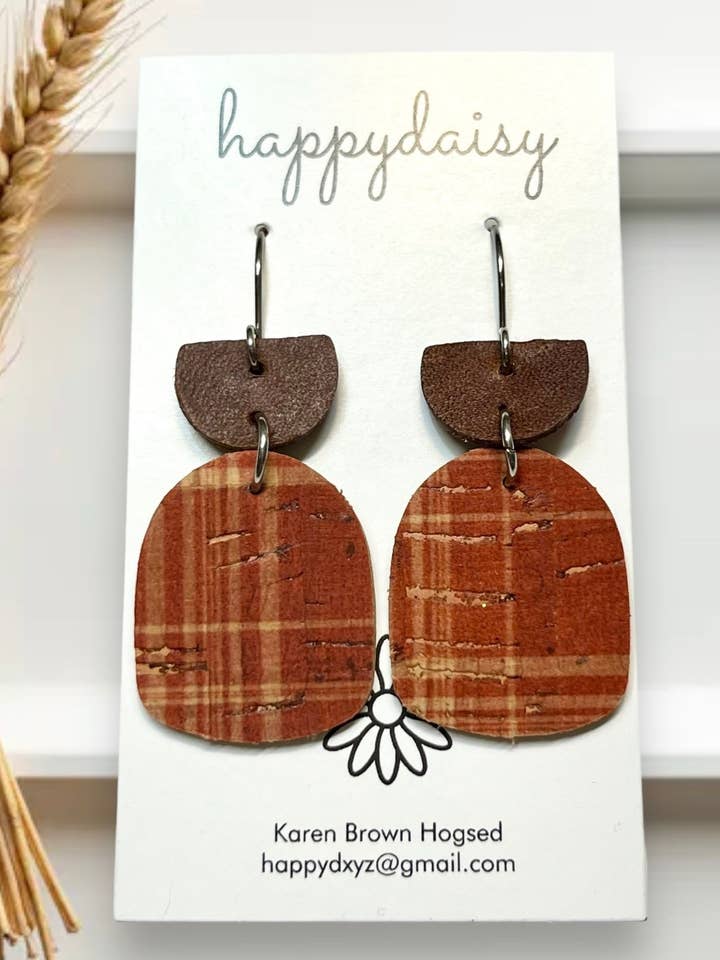 Boucles d'oreilles en liège rouillé et beige à carreaux d'automne sur cuir pour la vente par happydaisy