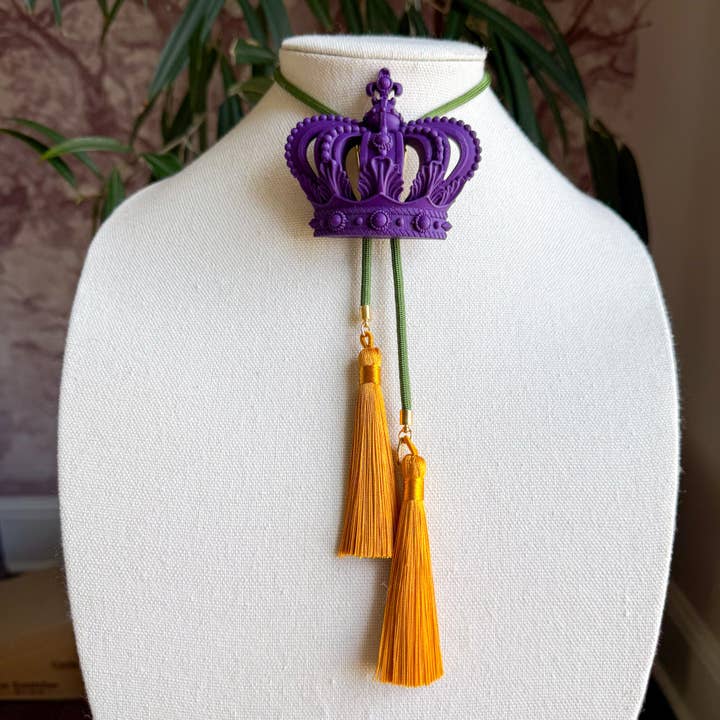 Bolo Couronne Violet Profond avec Olive & Jaune Doré pour la vente par Rahya Jewelry Design
