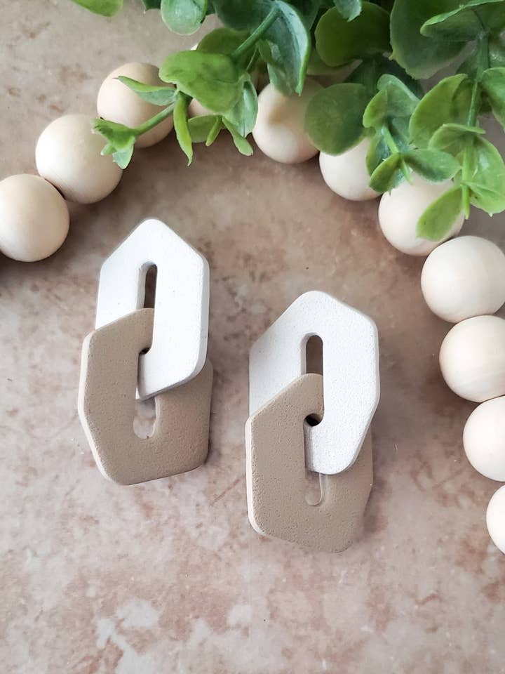 Chain Link | Boucles d'oreilles texturées beiges en argile pour la vente par LulaLina Design