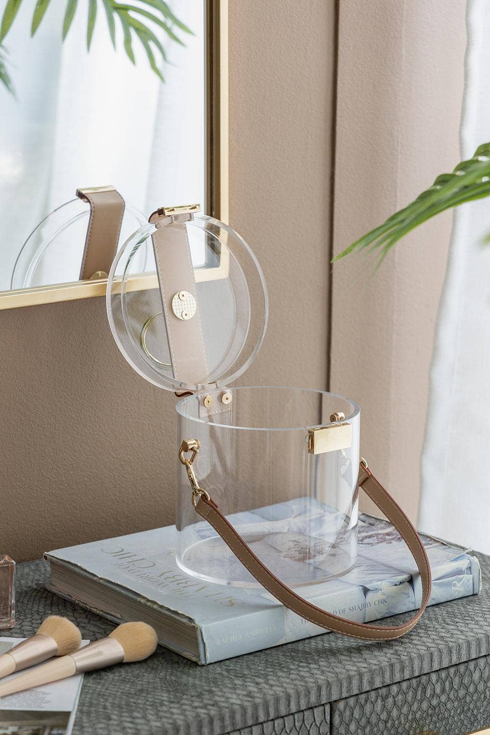 A&B Home Group Inc. - Vente Boîtes décoratives - Boîte de rangement en acrylique 6x6x6,5" avec sangle en simili cuir - Transparent1