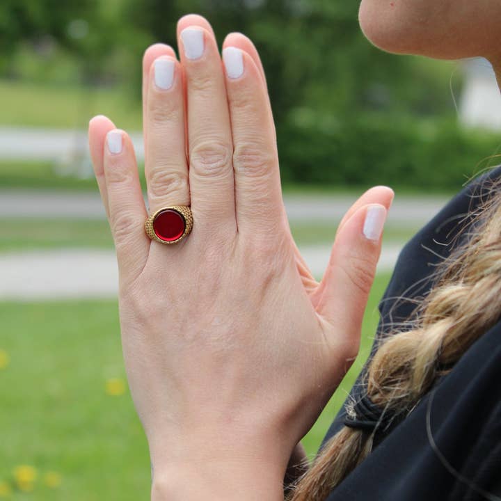 Bague ronde en verre rouge et noir pour la vente par Maral Kunst