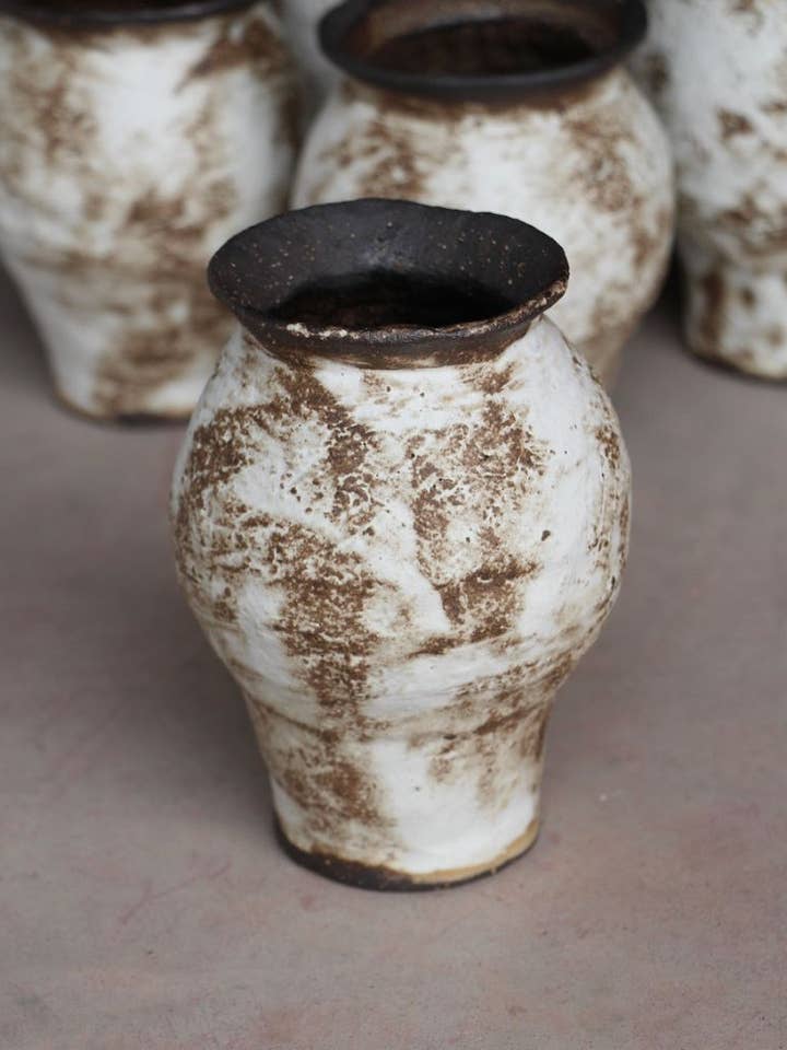 Bet small white vase for wholesale by EI Elea Lelimouzin