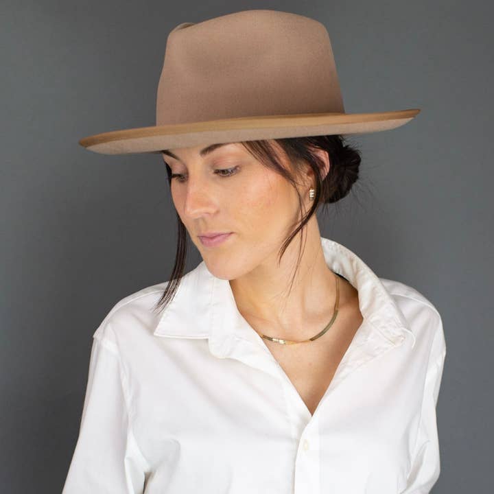 ALORA Wide Brim Fedora Med Læderbånd - Brun for engroshandel hos Good Future Co