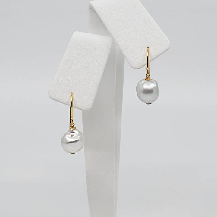 Silver Breeze - Söderhavet barock pärlörhängen K18YG för wholesale på Faire2