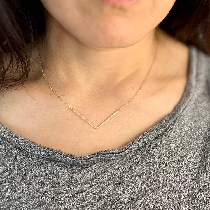 Collier en forme de barre martelée à chevrons en argent sterling doré pour la vente par Jennifer Shon Jewelry
