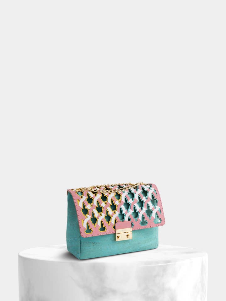 Sac bandoulière en liège turquoise à rabat texturé abstrait rose pour la vente par StudioCork