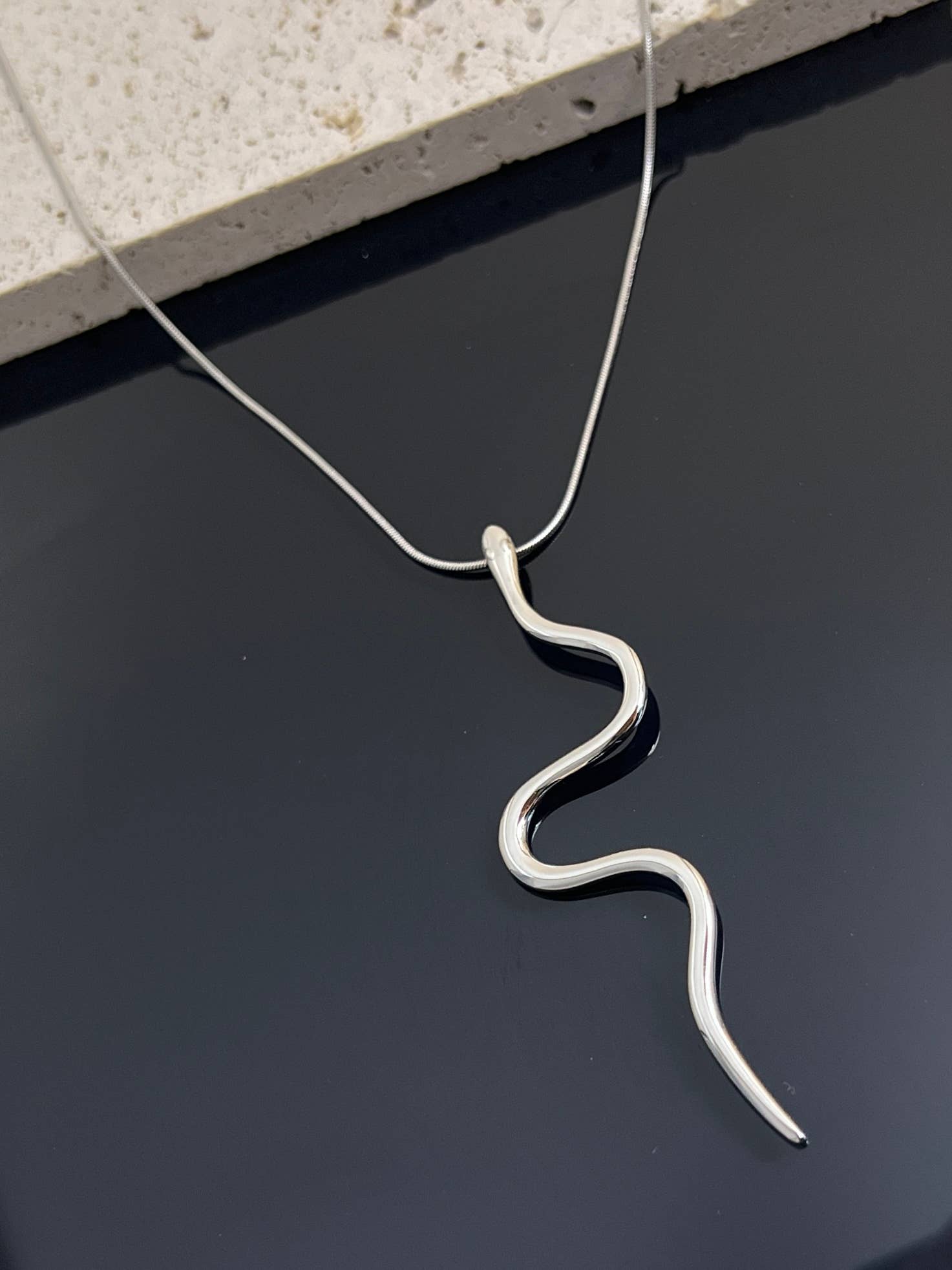 COSMOS - Vente Colliers à pendentif - Collier pendentif serpent  minimaliste en acier inoxydable0