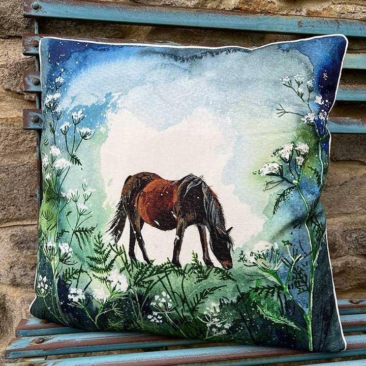 Coussin en persil pour chevaux et vaches pour la vente par Alex Clark Art