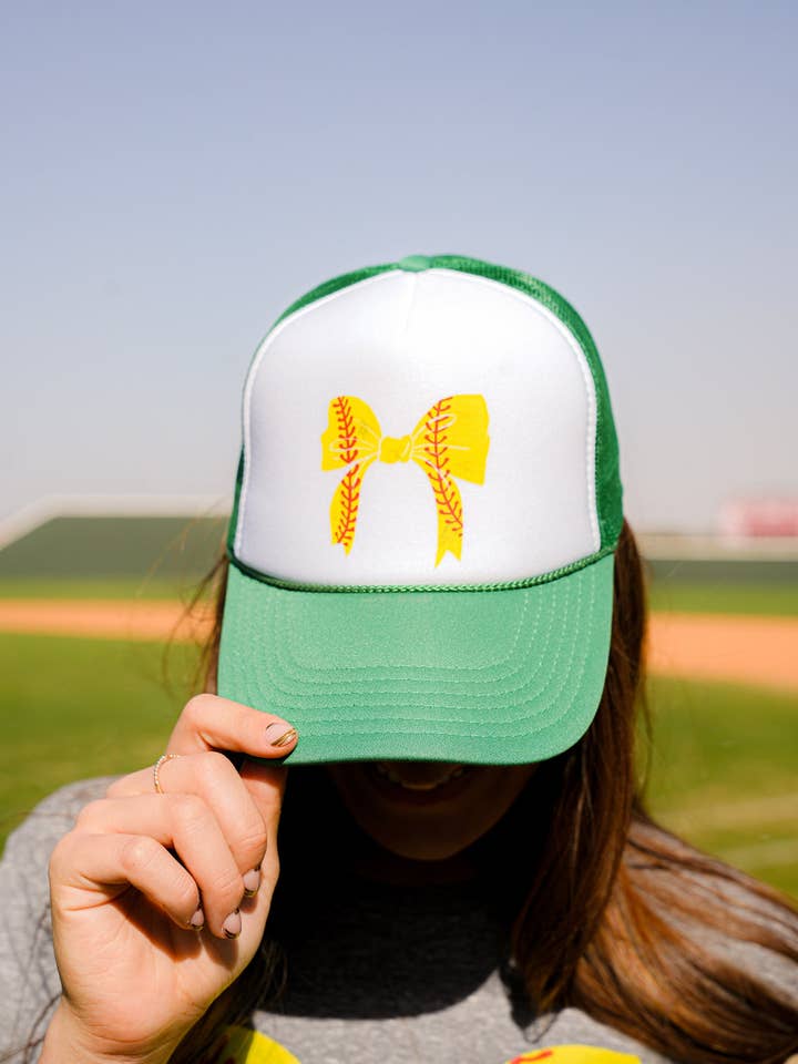 CASQUETTE TRUCKER AVEC NŒUD SOFTBALL pour la vente par Summer Tees