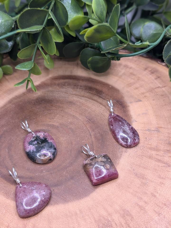 Pendentif en cristal de rhodonite pour la vente par Moonbeam Healing